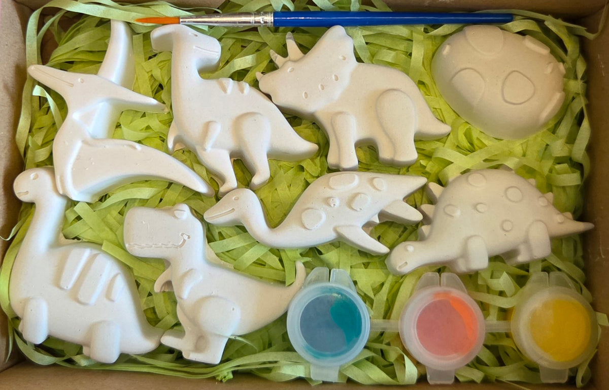 Malset mit 7 Dinos (T-Rex, Triceratops uvm.), 1 Dino-Ei, 3 Farben & Pinsel. Perfekt für den Kindergeburtstag. Jetzt bestellen!