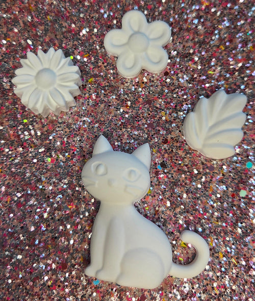 Handgefertigte Gips-Figuren Set – Katze, Blüten & Blatt | Dekoration & DIY
